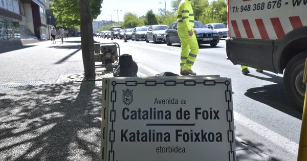 Foto: Trabajos para la rotulación de la avenida Catalina de Foix en sustitución de la avenida del Ejército el pasado 29 de abril en Pamplona. (EC)