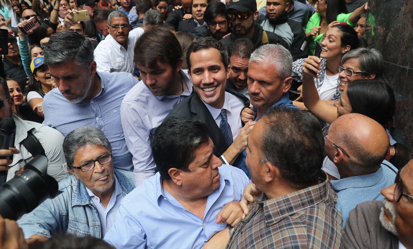 Juan Guaidó (c), a su llegada. (EFE)