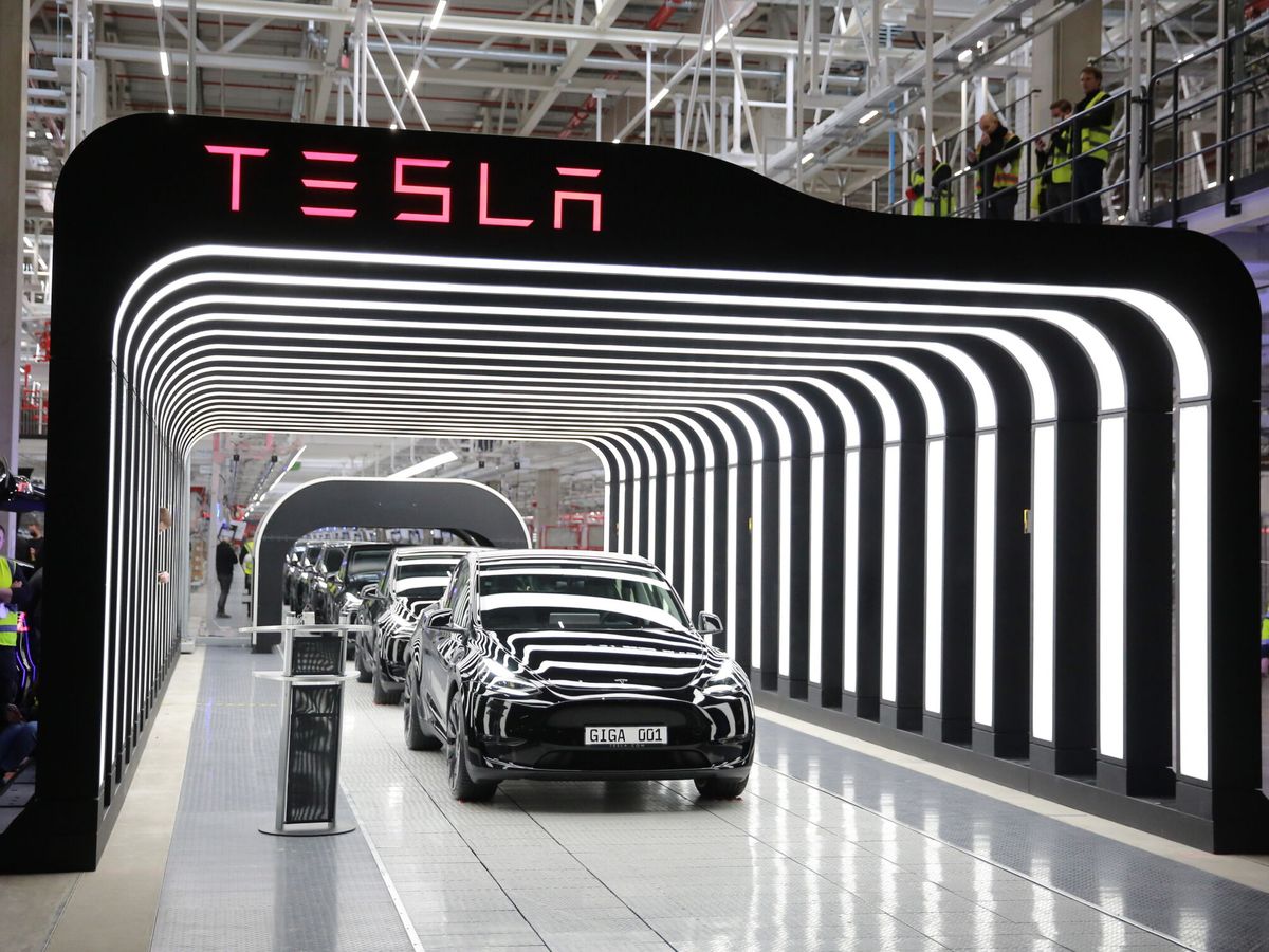 Foto: Coches de Tesla en el estreno de la gigafactoría en Alemania. (EFE)
