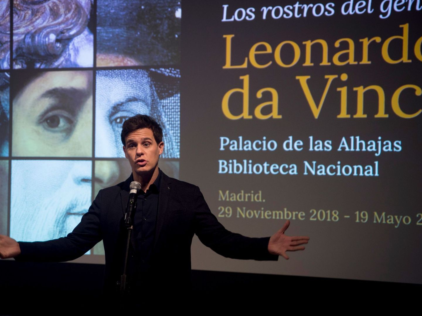 Christian Gálvez ejerciendo de comisario de la muestra 'Leonardo da Vinci. Los rostros del genio'. (EFE)
