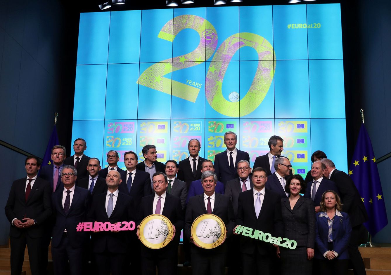 Los ministros de Finanzas y Economía de la Eurozona participan en la celebración del 20º aniversario de la creación del euro, en Bruselas, el 3 de diciembre de 2018. (Reuters)