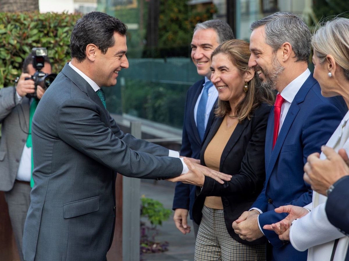 Foto: Juanma Moreno saluda a Rocío Blanco, entre Elías Bendodo y Juan Bravo. (EFE/Julio Muñoz)