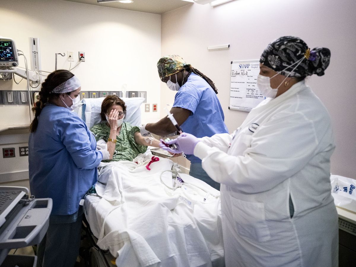 Foto: Una mujer con coronavirus en un hospital en Estados Unidos. (EFE)