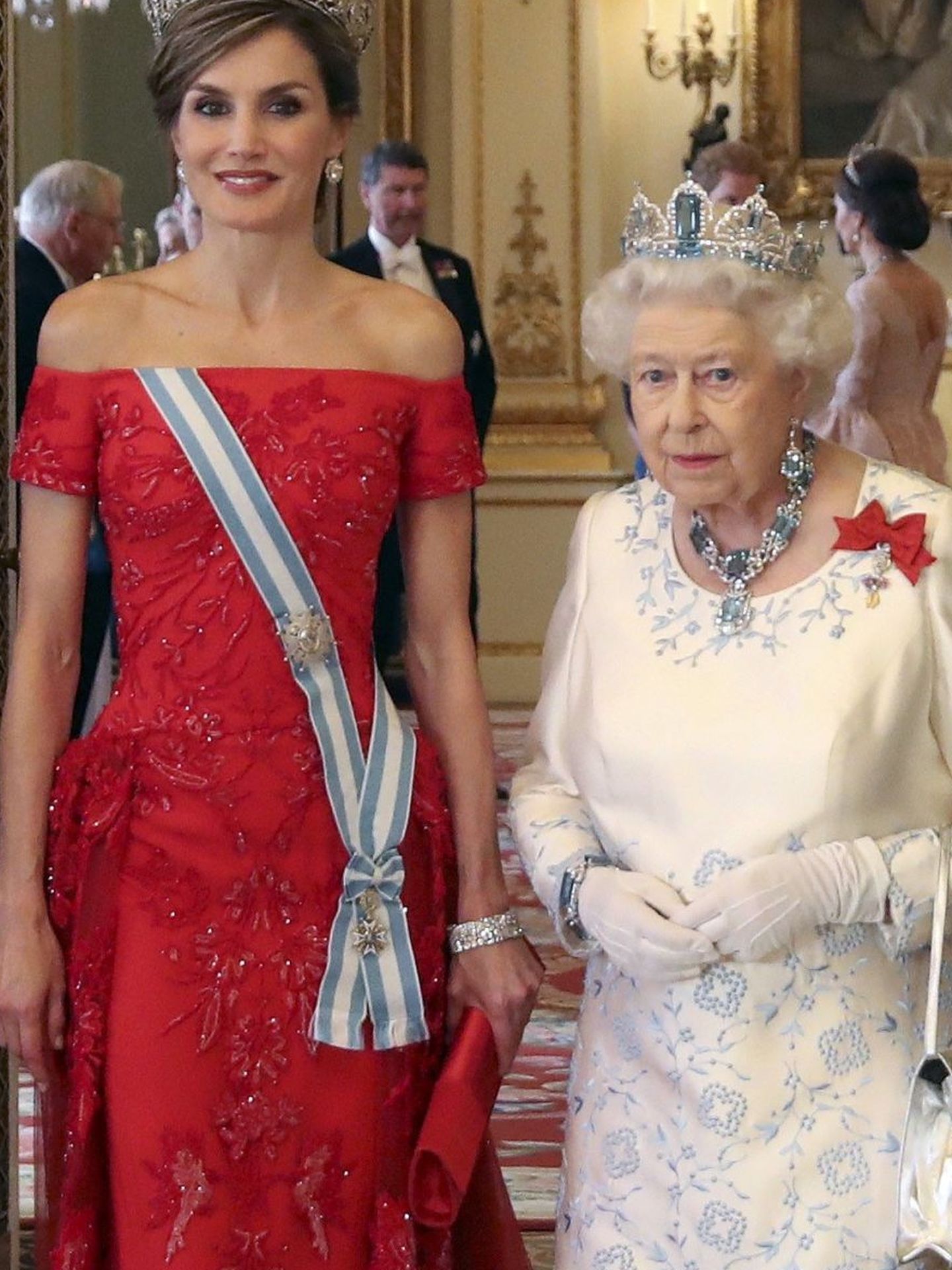 LON796. LONDRES (REINO UNIDO), 12 07 2017.- La Reina Isabel II (2d), el Rey Felipe VI (d), el Duque de Edimburgo (i) y la Reina Letizia (2i) asisten a una cena oficial hoy, miércoles 12 de julio de 2017, en Londres (Reino Unido). Los Reyes de España realizan una visita de estado de tres días al Reino Unido. EFE BALLESTEROS