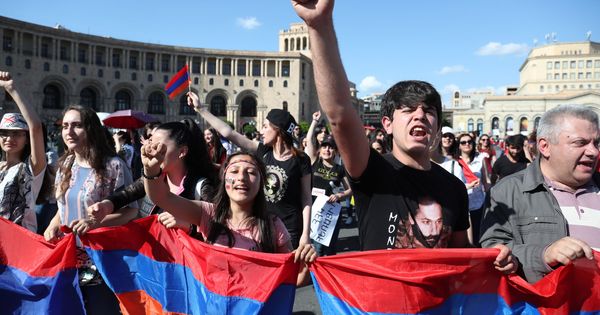 Foto: Opositores armenios bloquean una calle de Ereván el pasado mayo. (EFE)
