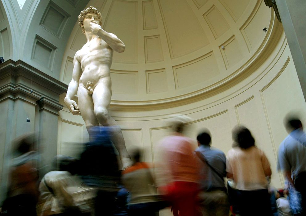 Foto: Visitantes ante 'David', en la Galería de la Academia de Florencia. (Reuters)