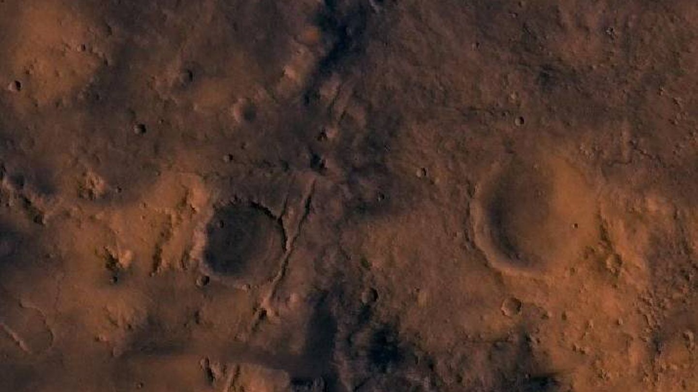 El cráter Jezero, a la derecha, sobre la superficie marciana. (CC/NASA)