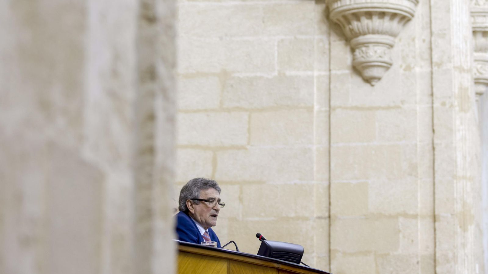 Foto: El diputado socialista Luis Pizarro en la sesión constitutiva del Parlamento andaluz en esta legislatura, el 16 de abril de 2015. (EFE)