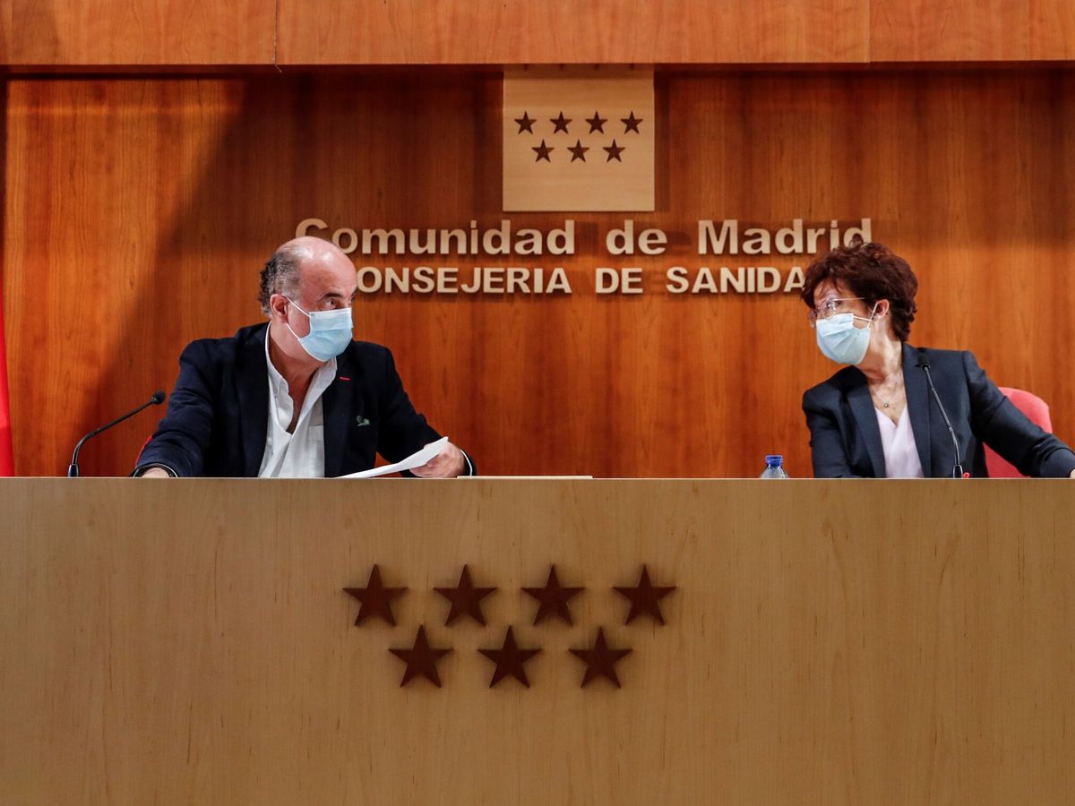 Foto: Elena Andradas, directora general de Salud Pública, y Antonio Zapatero, viceconsejero de Asistencia Sanitaria y Salud Pública de la Comunidad de Madrid en 2021. (EFE/Comunidad de Madrid)