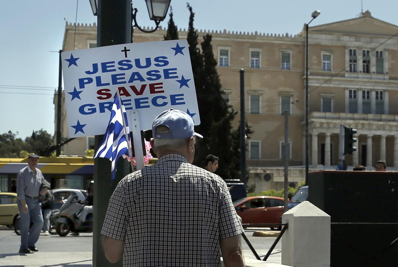 Foto: Un hombre sostiene un cartel en la Plaza Syntagma de Atenas, el 4 de mayo de 2015 (Reuters). 