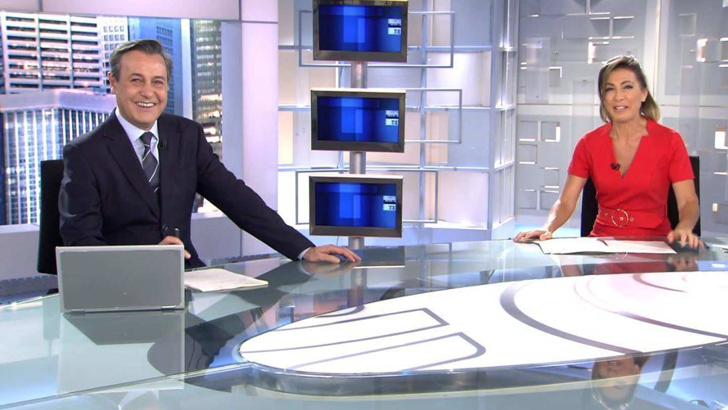José Ribagorda y Ángeles Blanco, en 'Informativos Telecinco'. (Mediaset)