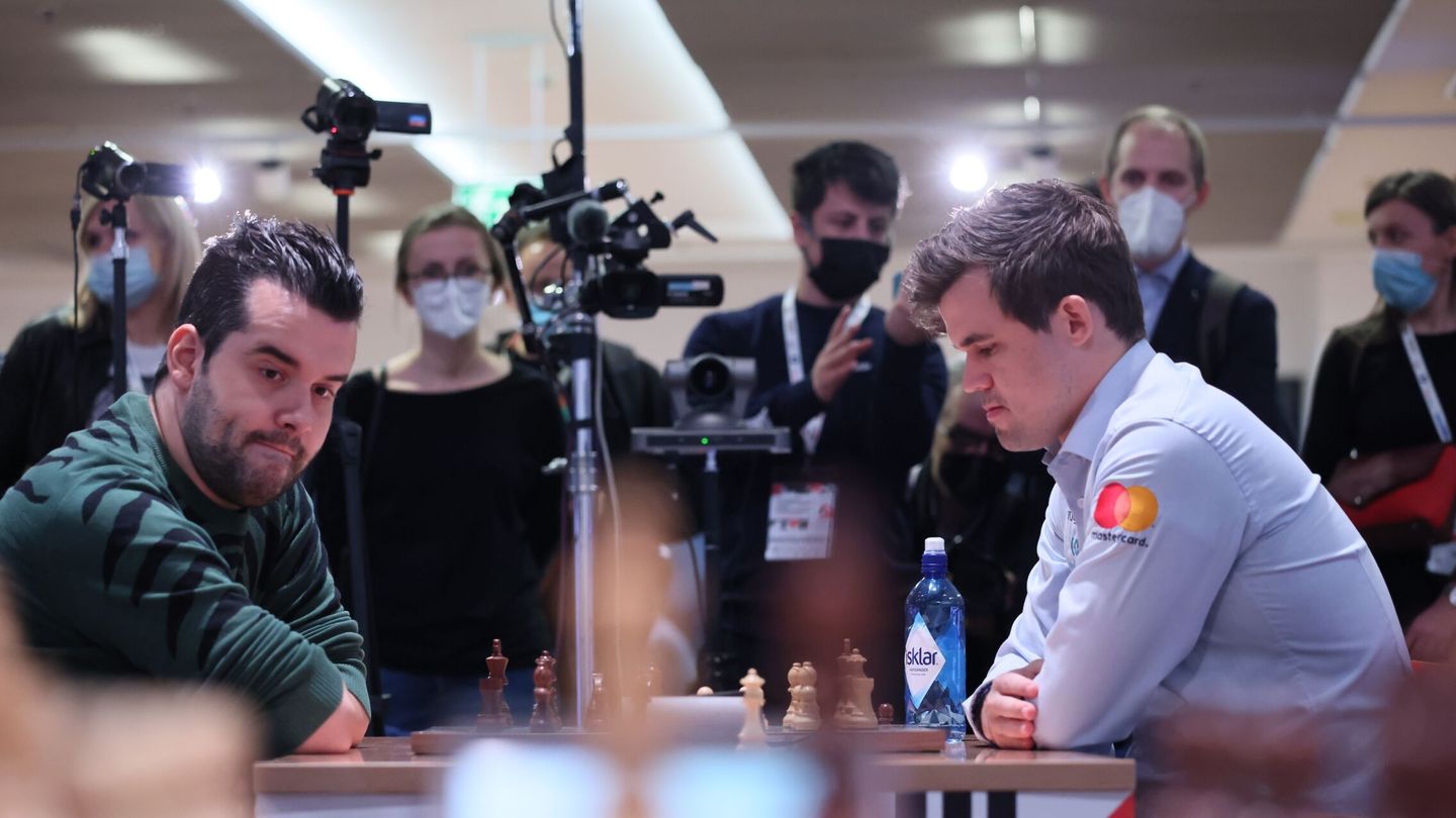 Magnus Carlsen, a la derecha, y Ian Nepomniachtchi a la izquierda, durante una partida. (EFE/Leszek Szymanski)