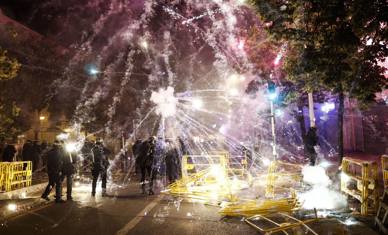 Manifestantes lanzan fuegos artificiales contra la Policía. (EFE/EPA/Yoan Valat)