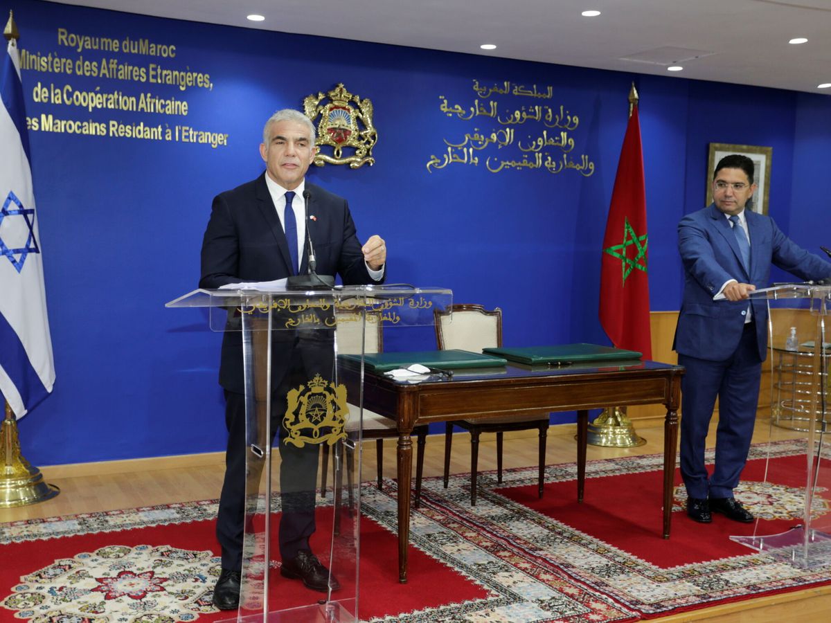 Foto: El ministro de exteriores Yair Lapid durante una rueda de prensa junto a su homólogo Nasser Bourita en Rabat. (Reuters)