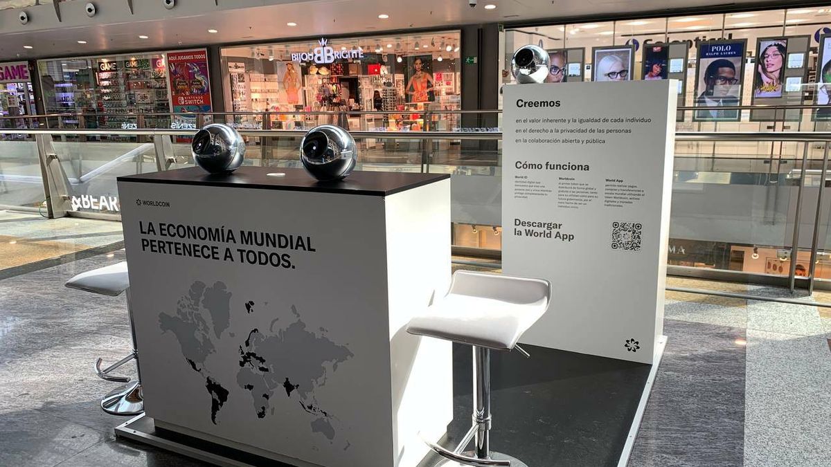 El creador de ChatGPT lleva un año escaneando miles de ojos en centros comerciales de Madrid