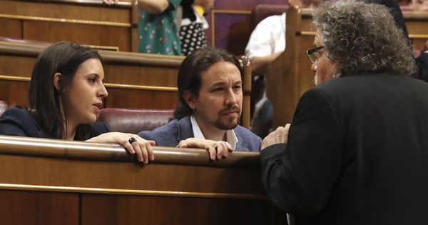 Foto: El líder de Podemos, Pablo Iglesias, conversa con el diputado de ERC Joan Tardá. (EFE) 