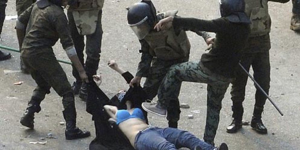 Foto: Una mujer con velo deja al desnudo la barbarie del Ejército egipcio