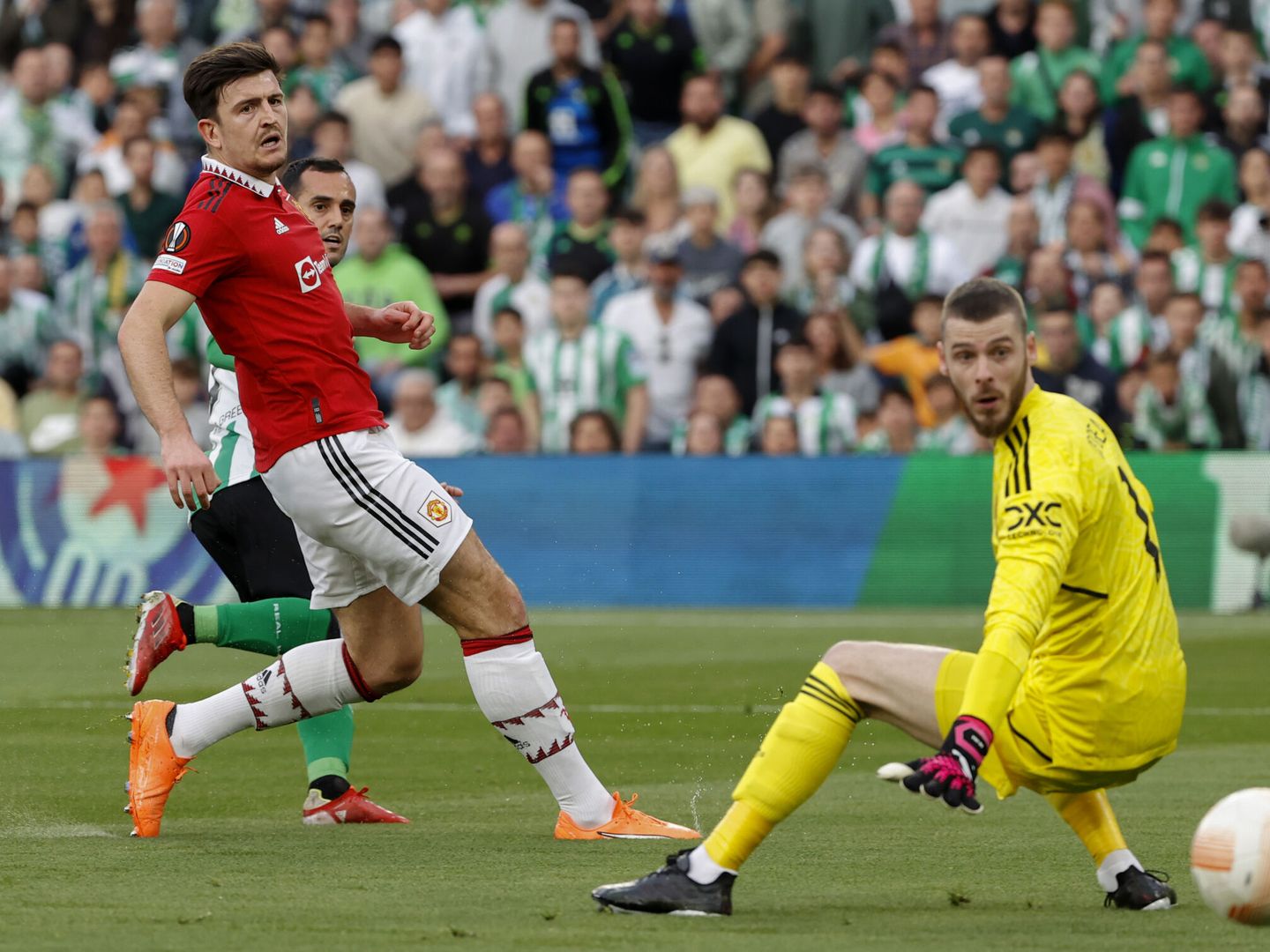 David de Gea recibe un gol en el partido contra el Betis de la Europa League. (EFE/Julio Muñoz)