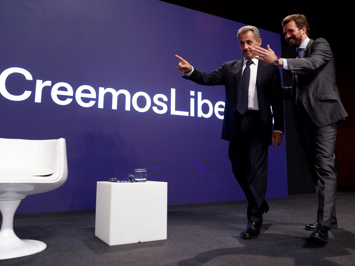 Foto: El líder del PP, Pablo Casado (d), junto al expresidente francés Nicolas Sarkozy. (EFE)