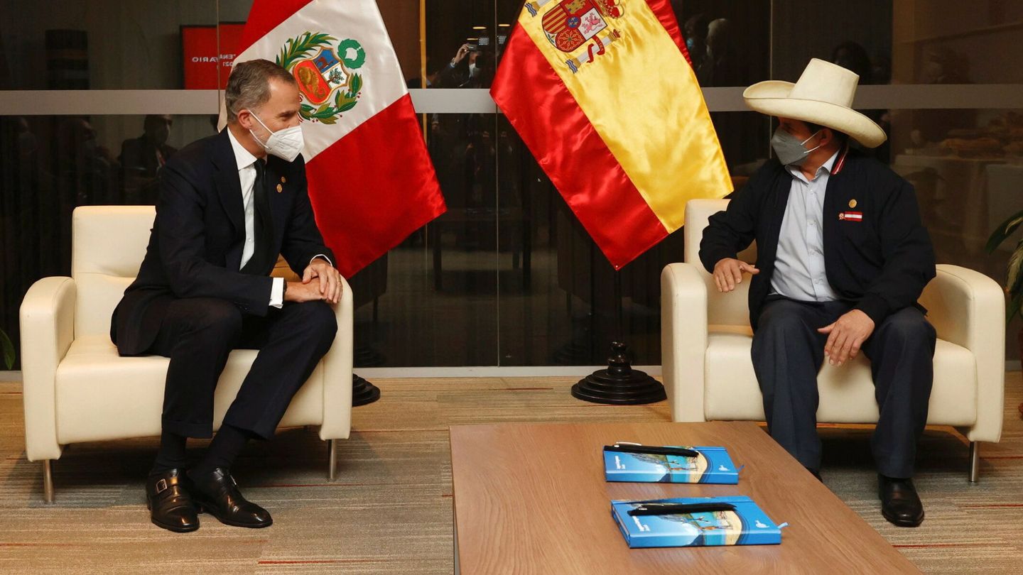 El rey Felipe, con el presidente electo de Perú, Pedro Castillo. (EFE)
