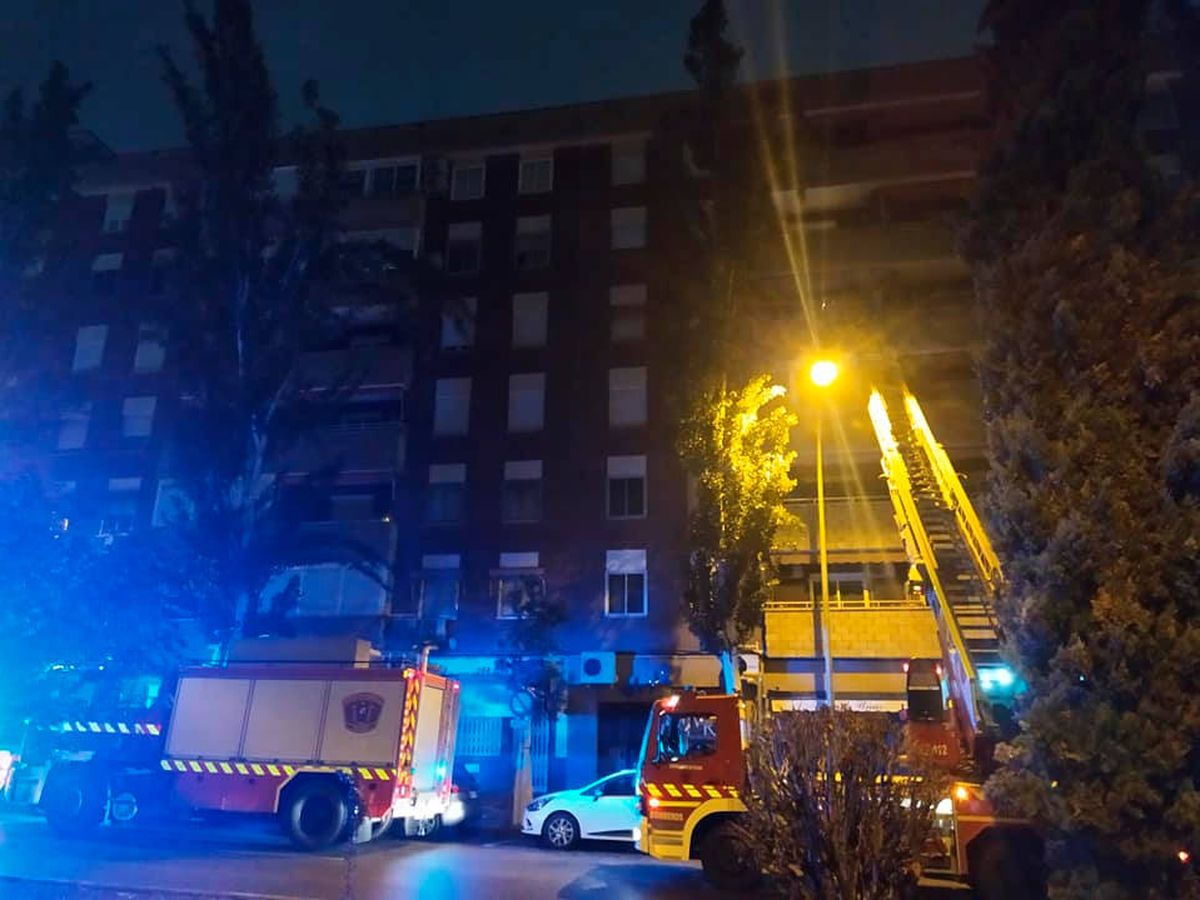 Foto: Los bomberos tuvieron que utilizar su escalera para acceder a la vivienda por la terraza (Facebook)