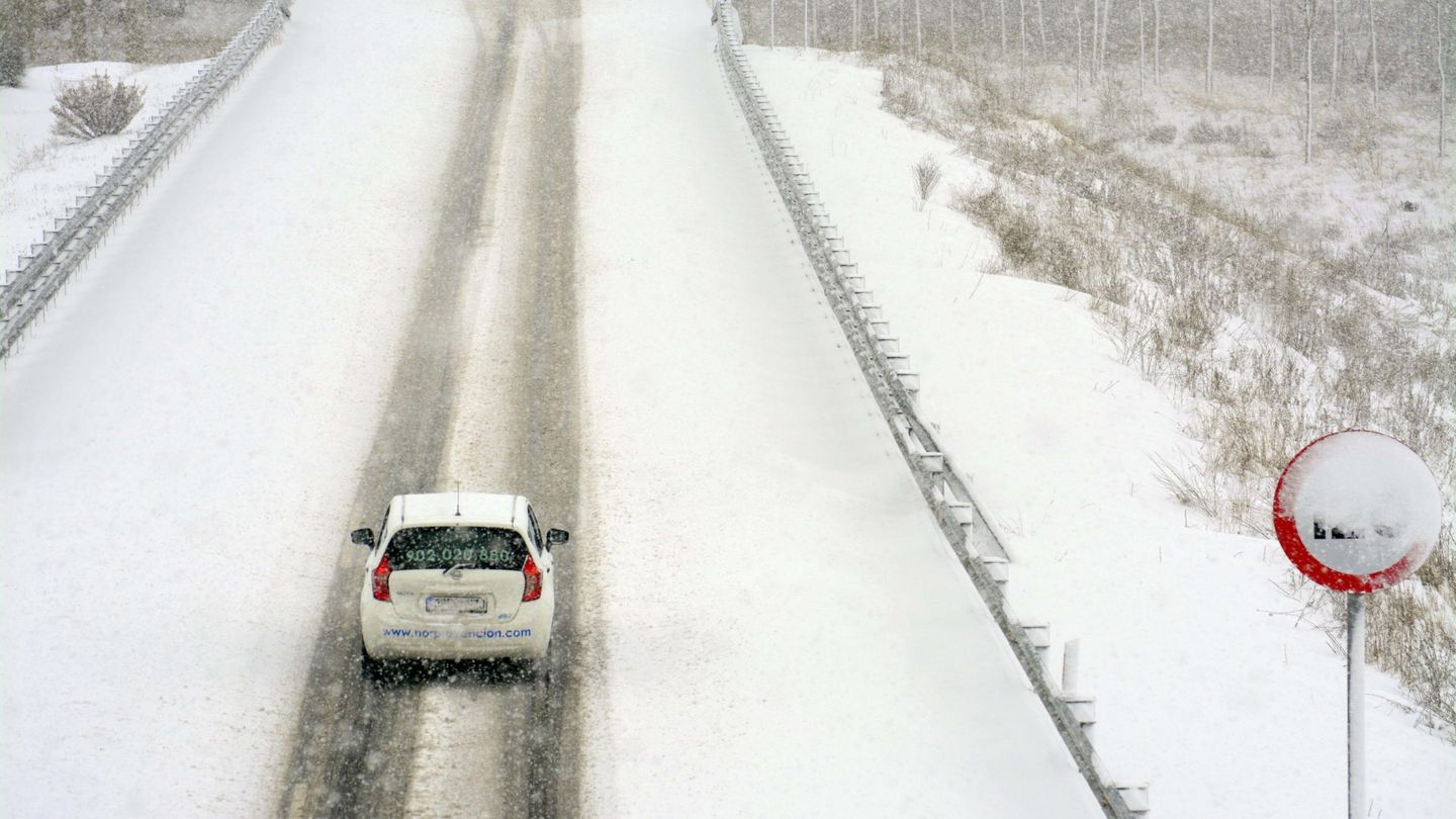Vista de una carretera de Palencia nevada. (EFE/A. Álvarez)