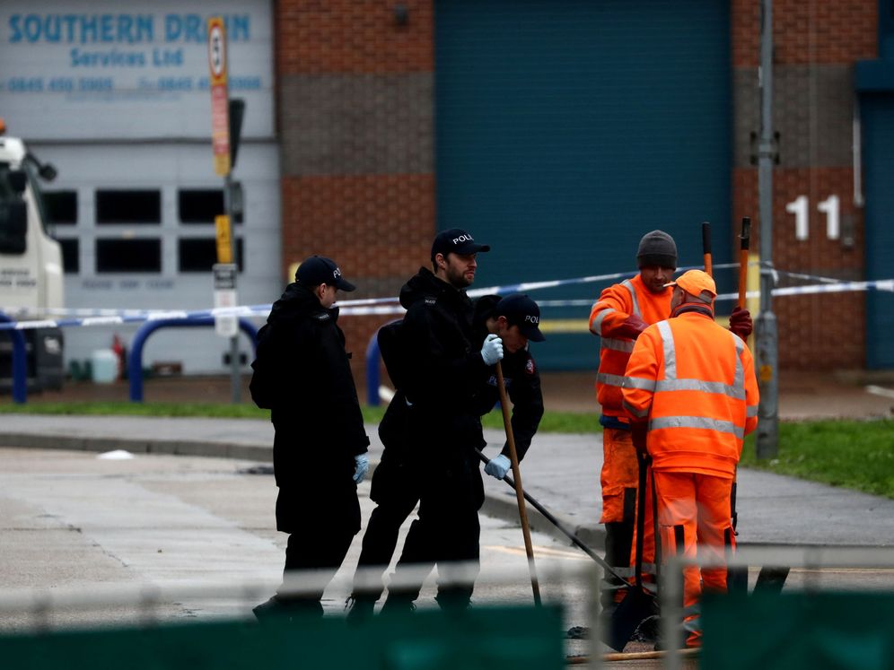 Foto: Policías británicos examinan los alrededores donde estaba aparcado el camión. (Reuters)
