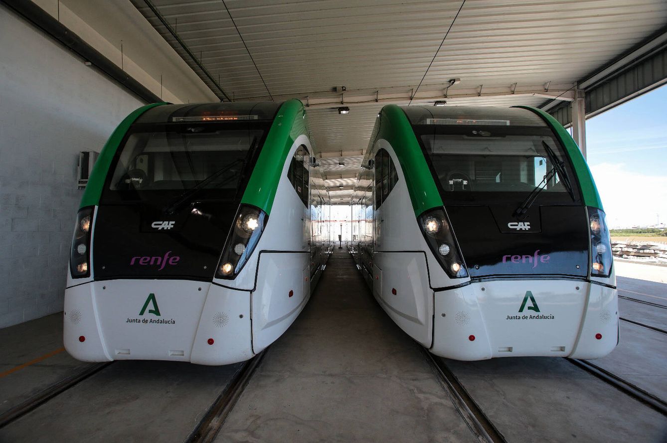 Dos de los siete vehículos diseñados para circular tanto por la vía férrea como por la del tranvía. (Junta de Andalucía)