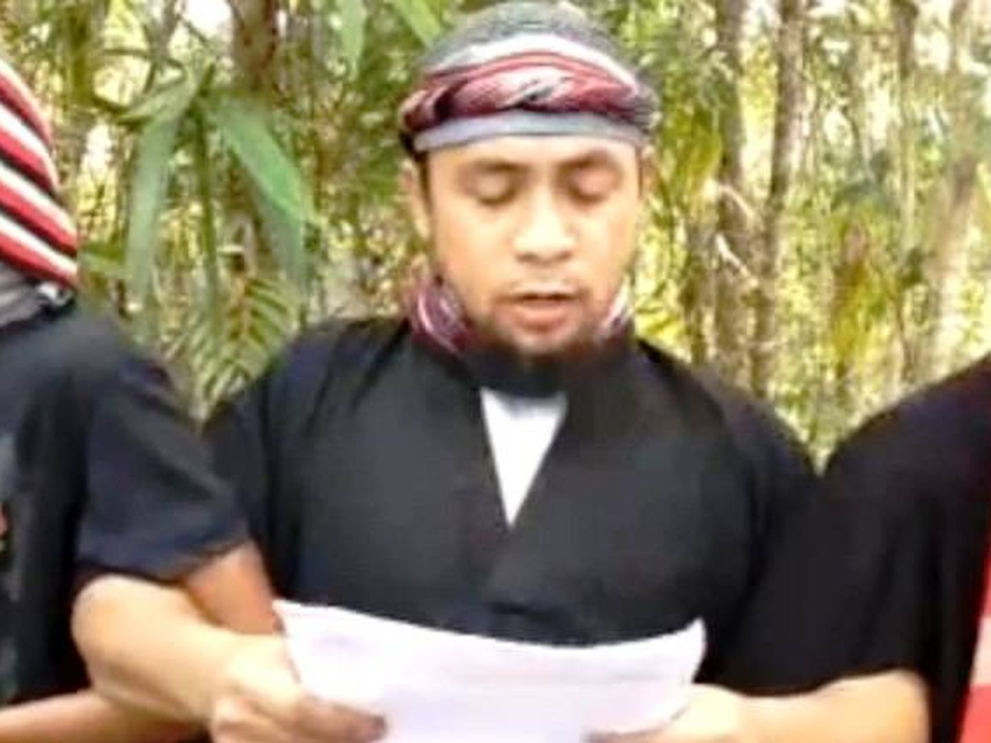 Captura de pantalla del video en el que Isnilon Hapilon, líder de Abu Sayyaf, jura lealtad al ISIS