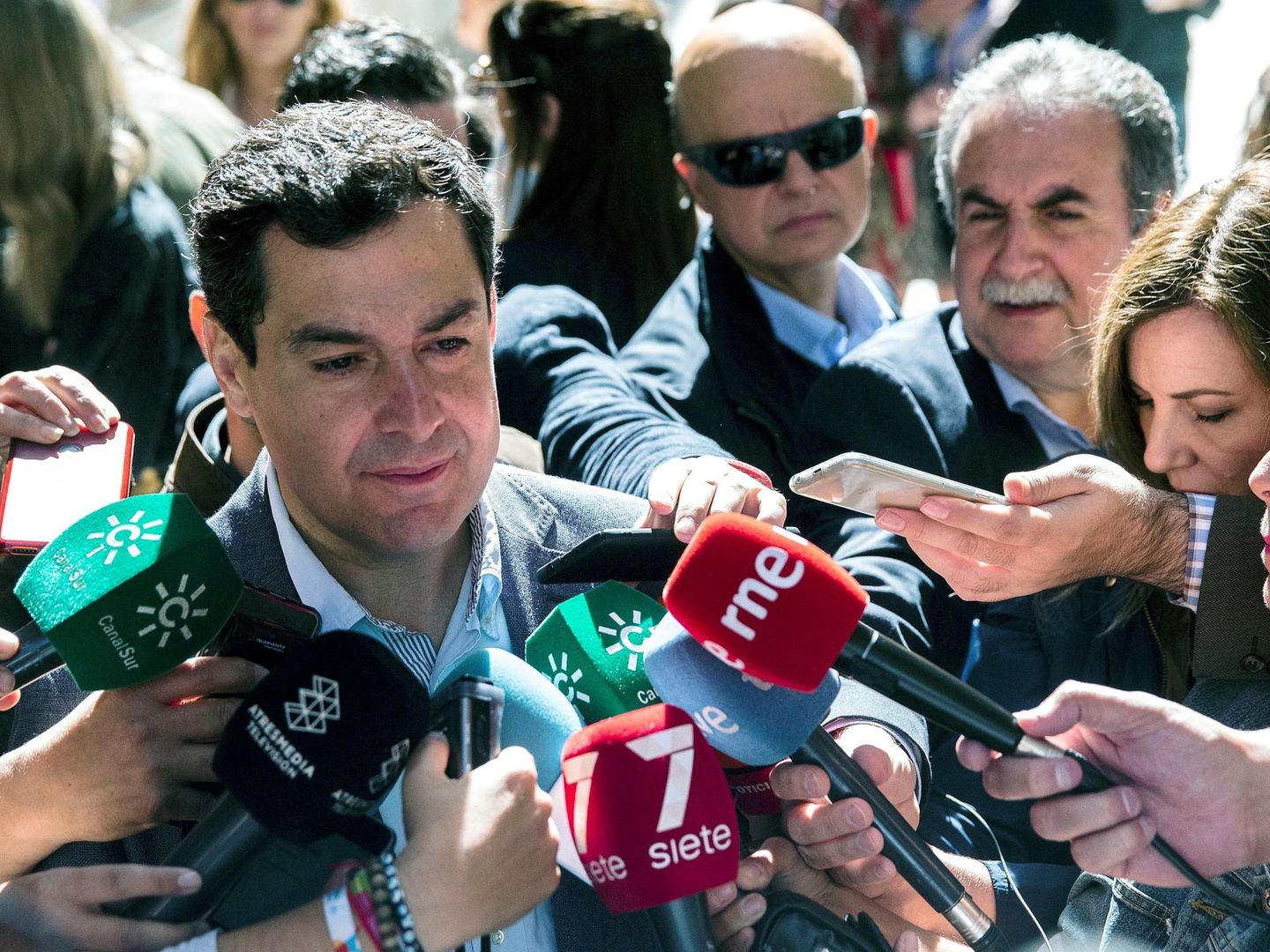 Juanma Moreno, tras votar en Málaga. (EFE)