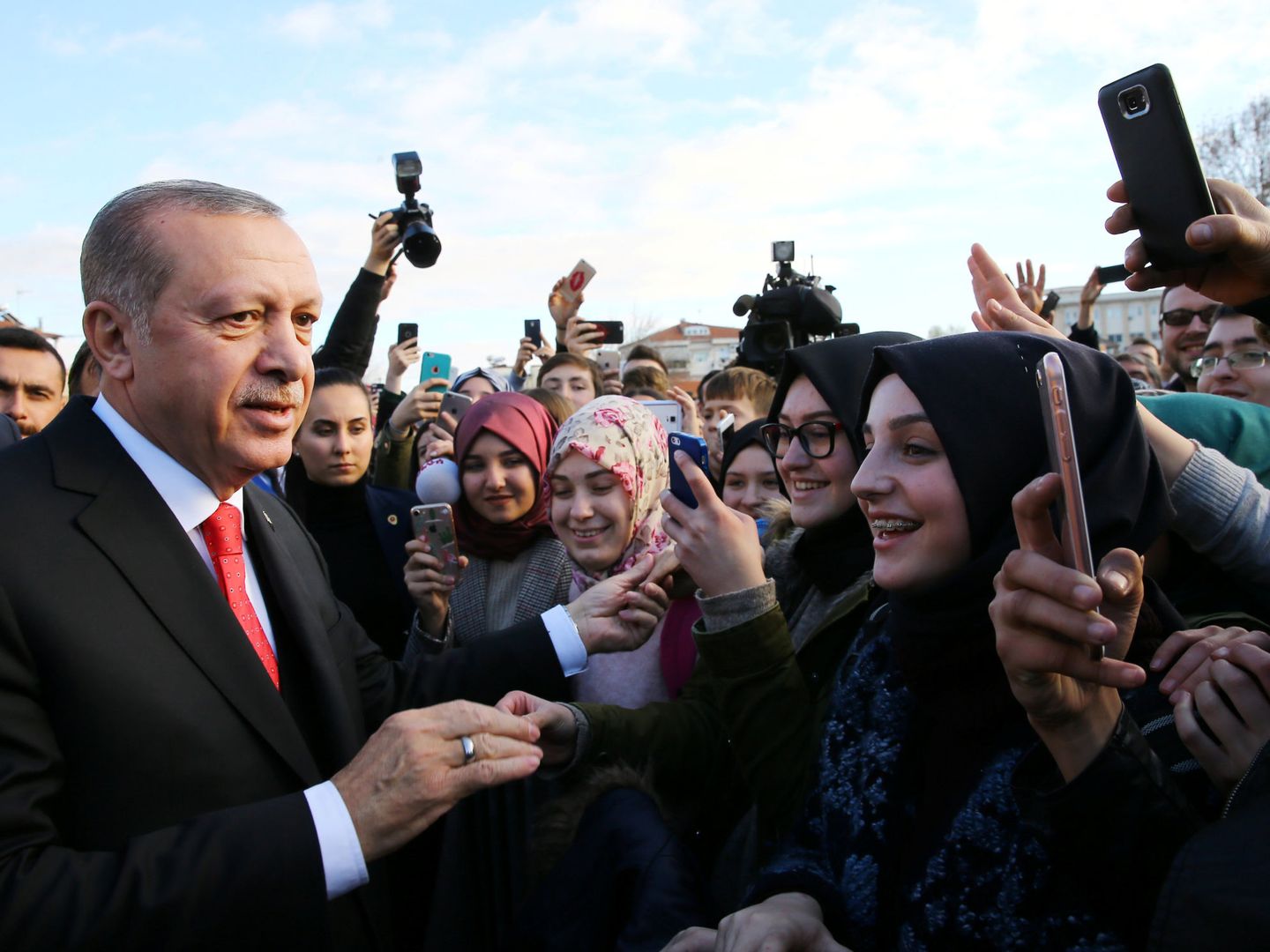 El presidente turco Recep Tayyip Erdogan se reúne con miembros de la comunidad musulmana de Grecia en Komotini, el 8 de diciembre de 2017. (Reuters)