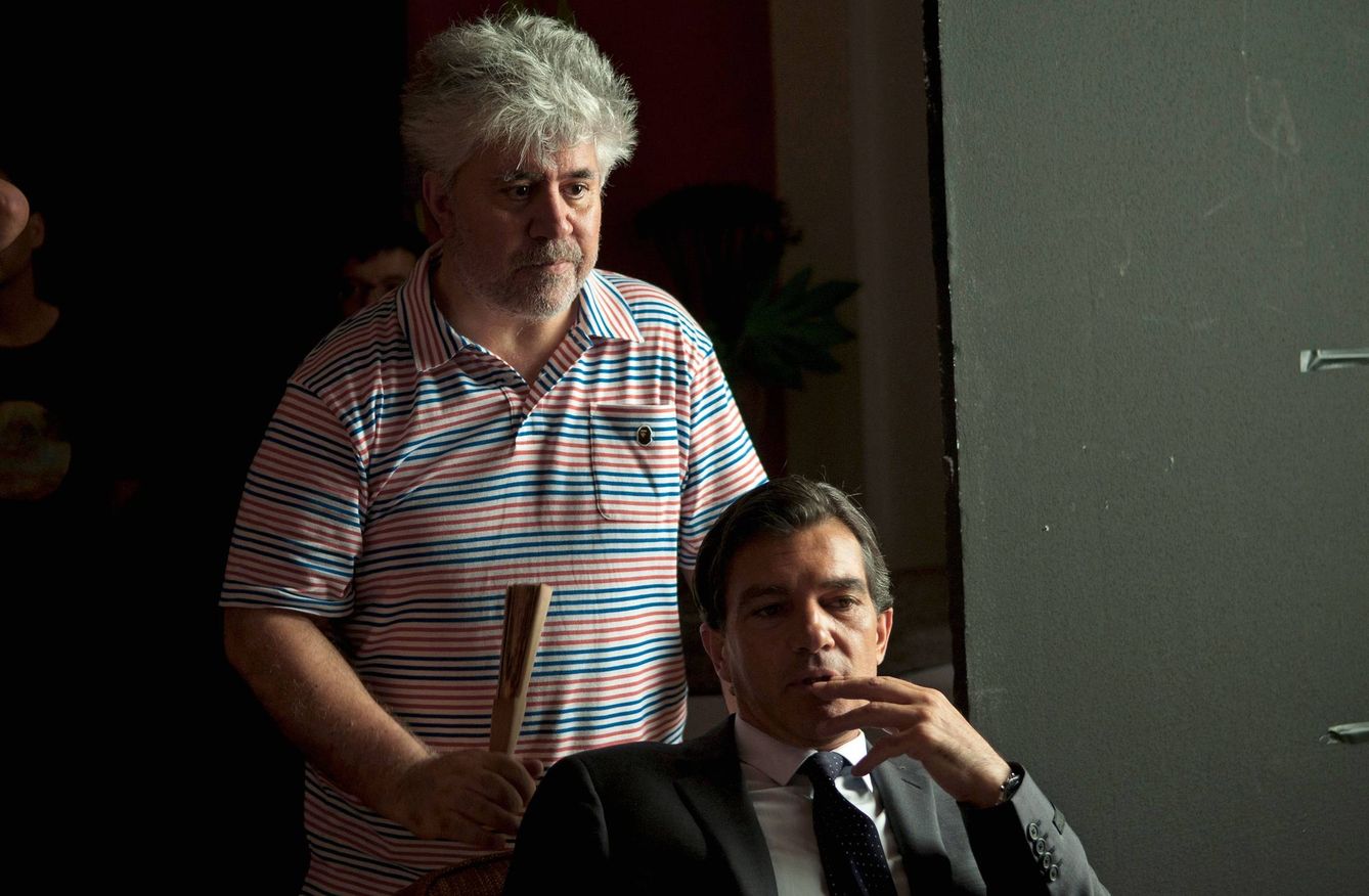 Pedro Almodóvar en el rodaje de la película 'La piel que habito', junto con Antonio Banderas. (EFE)