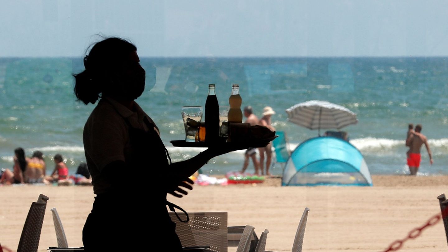 Una camarera en la playa de la Malvarrosa, en Valencia. (EFE)
