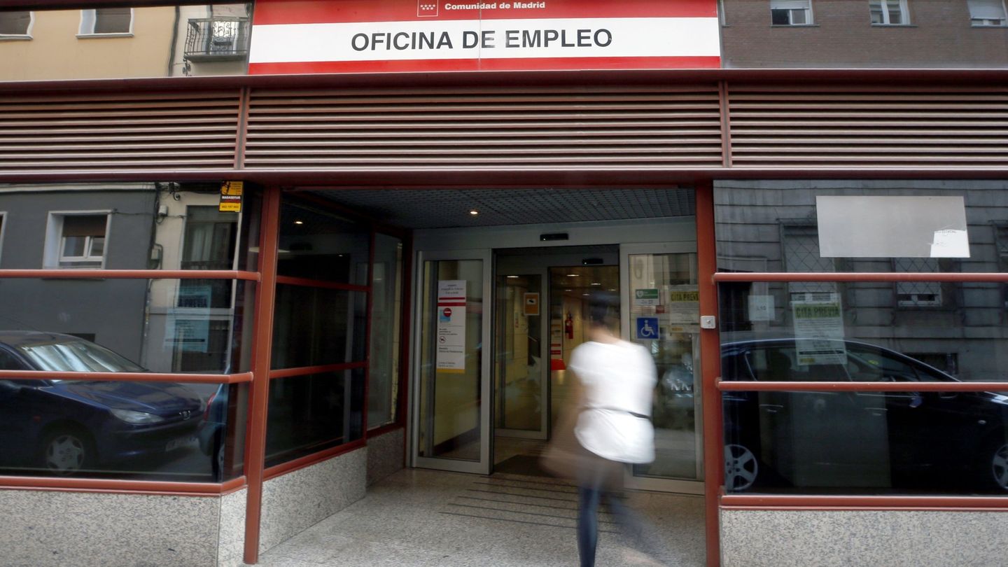 Una persona acude a una oficina de empleo de la Comunidad de Madrid. (EFE)