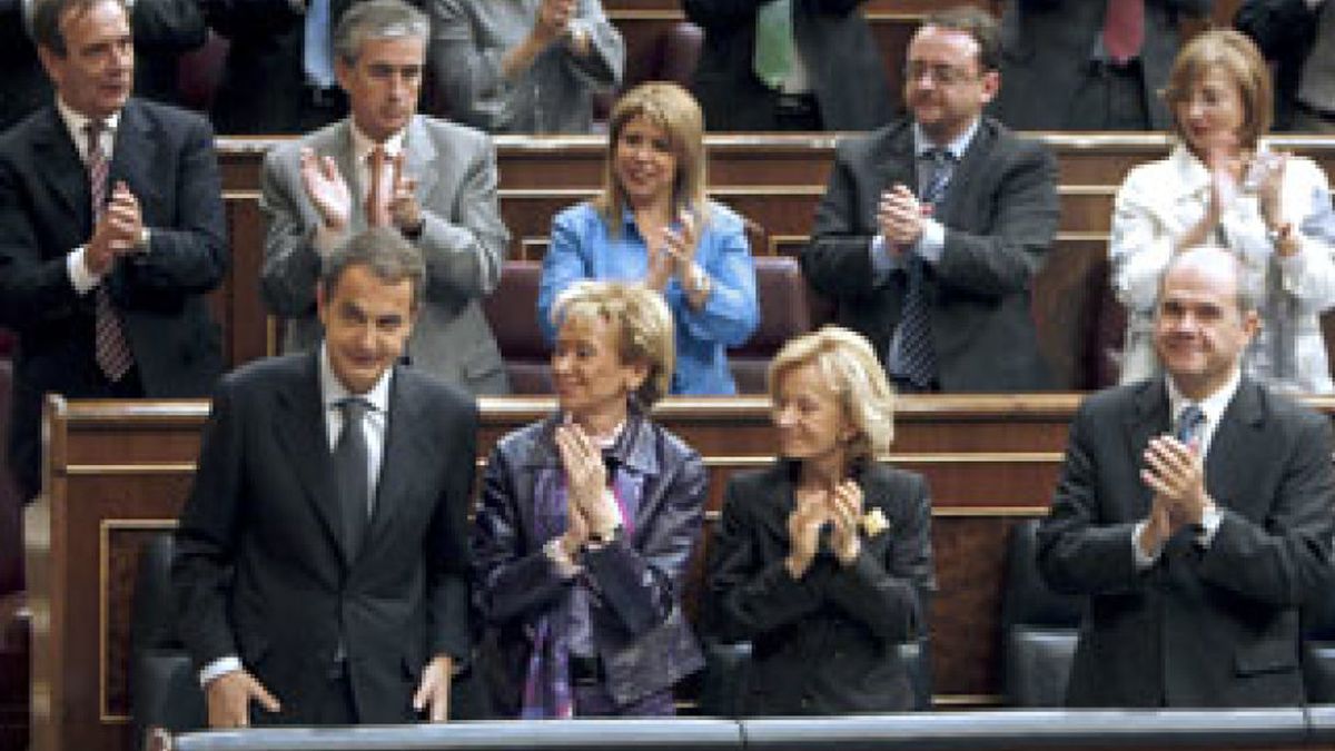 Zapatero contraataca y anuncia un nuevo plan de gasto para reactivar el consumo