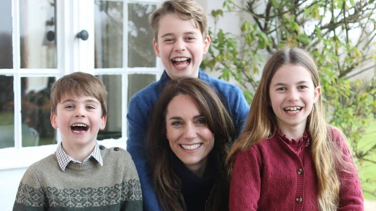 La polémica foto de Kate Middleton con sus hijos: las agencias la retiran por estar manipulada