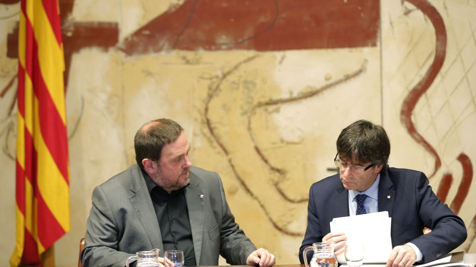 Foto: El presidente de la Generalitat, Carles Puigdemont (d), conversa con el vicepresidente y conseller de Economía, Oriol Junqueras. (EFE)
