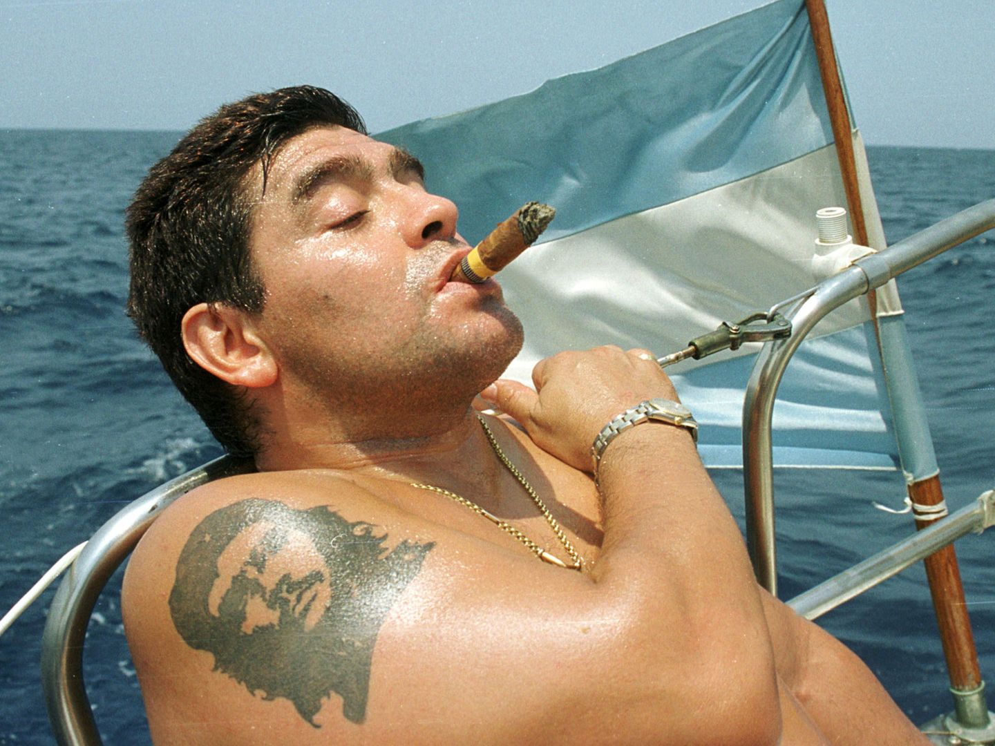 Diego Armando Maradona fuma un puro en Cuba. (Reuters)