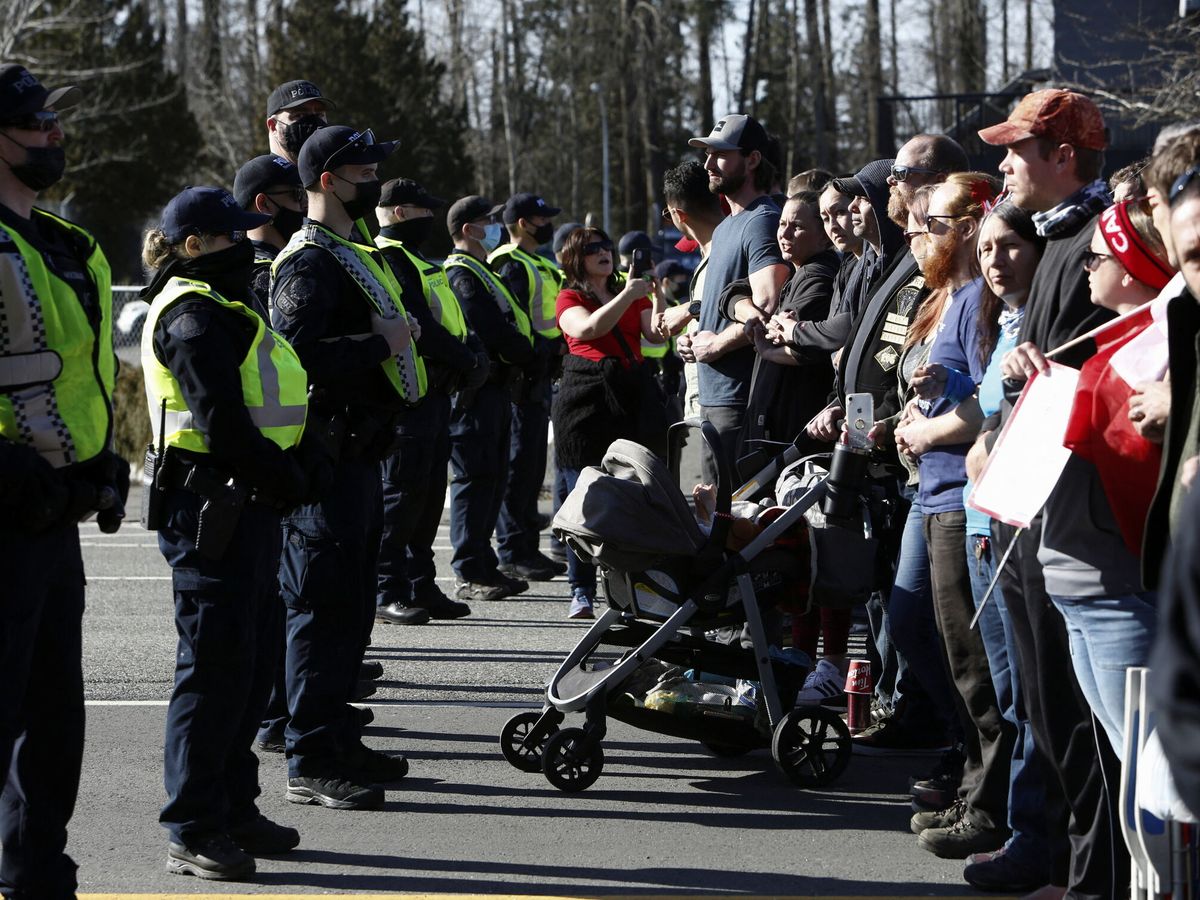 Foto: La policía canadiense frente a los manifestantes en la frontera con EEUU. (Jesse Winter/Reuters)