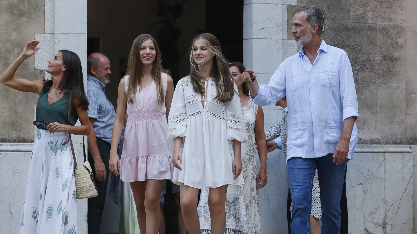Los Reyes y sus hijas visitan la cartuja de Valldemossa en sus vacaciones. (EFE/Ballesteros)