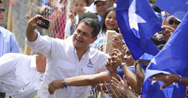 Foto: El presidente candidato Juan Orlando Hernández se toma un selfie con sus partidarios en el cierre de la campaña. (EFE)