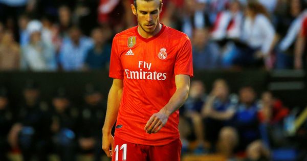 Foto: Gareth Bale se marcha del estadio de Vallecas con la mirada al suelo y gesto pensativo. (EFE)