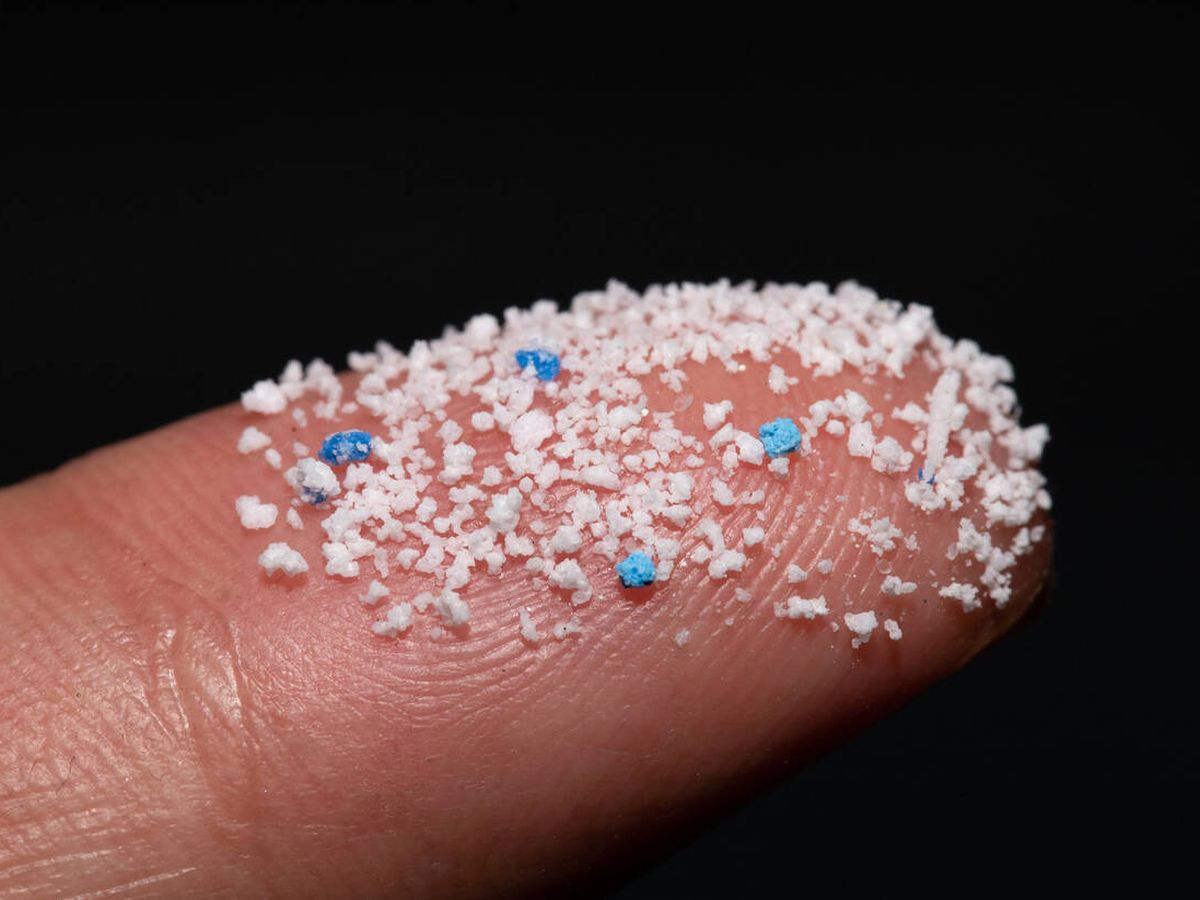 Foto: Microplásticos sobre un dedo. (iStock)