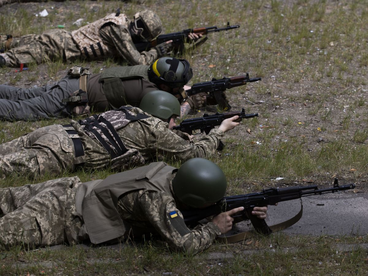 Foto: Voluntarios del batallón Revancha entrenan en las afueras de Kiev. (EFE/Orlando Barría)