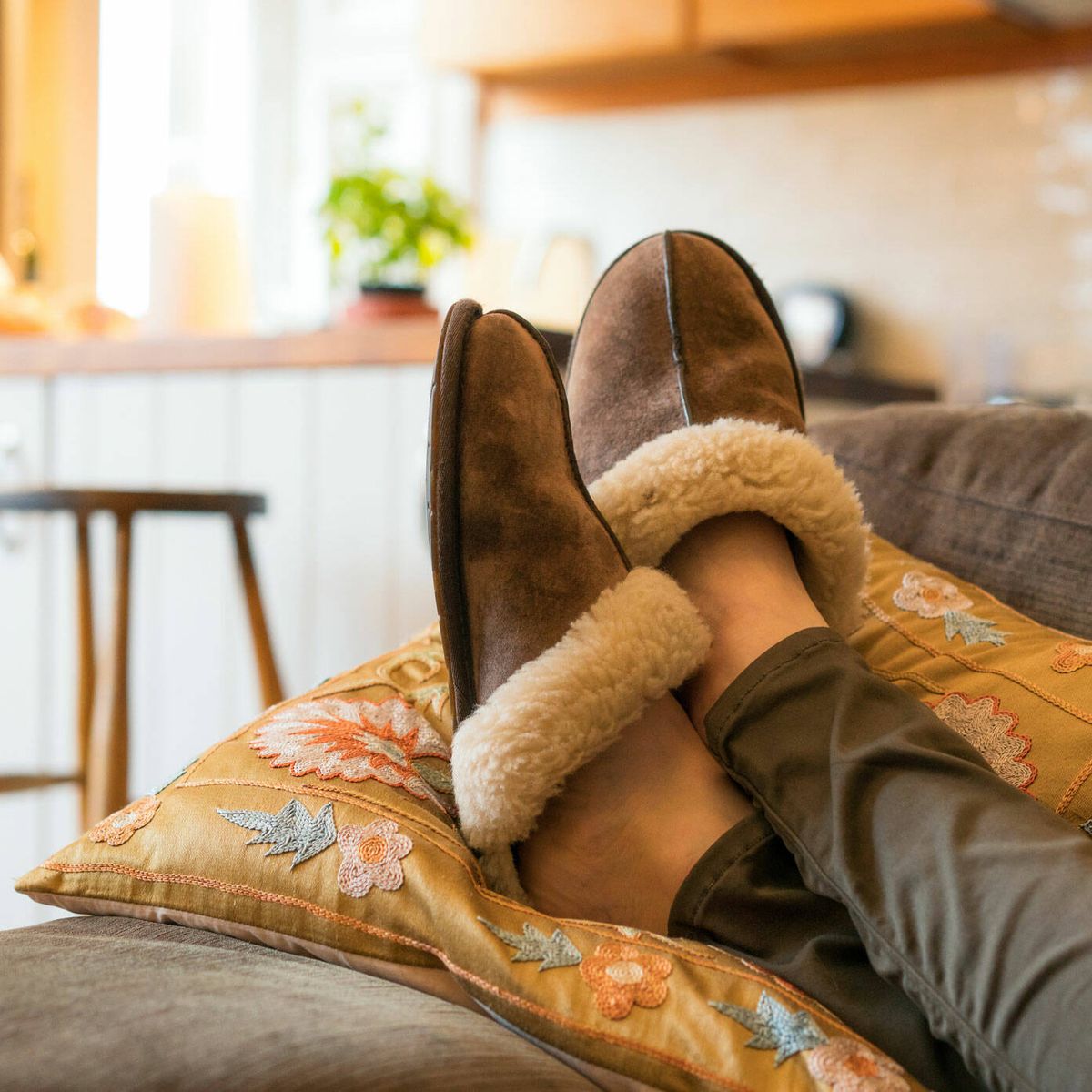 Zapatillas de estar en casa sin talón en gris de invierno para hombre