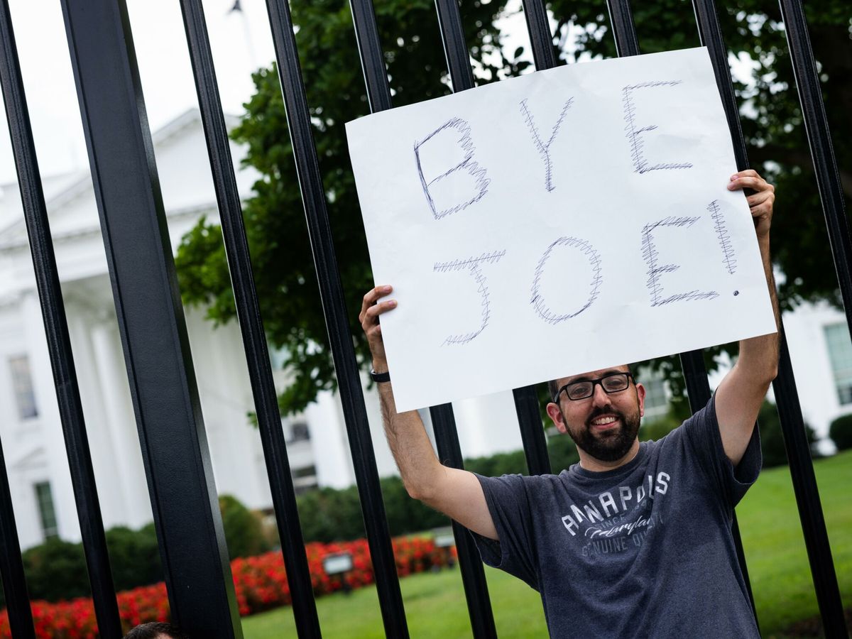 Foto: Michael Wille sostiene una pancarta frente a la Casa Blanca. (EFE/Jim Lo Scalzo)