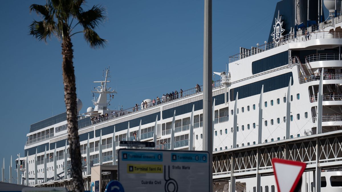 El crucero retenido en Barcelona zarpa a Italia tras desembarcar a los 69 bolivianos con visado falso