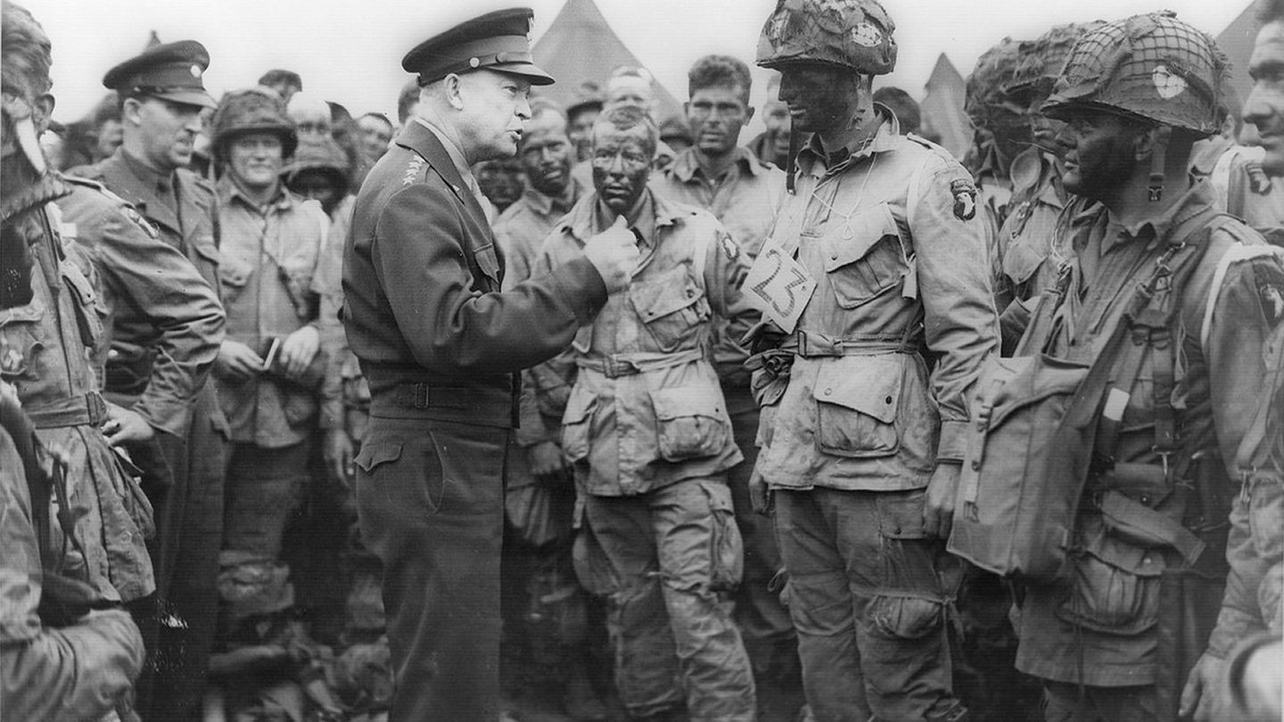 El general Dwight D. Eisenhower alienta a sus tropas en la Segunda Guerra Mundial antes de ser presidente de EEUU (US National Archives)
