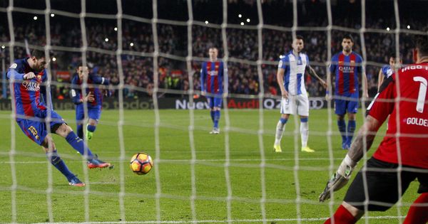 Foto: Messi, en el momento de lanzar el penalti contra el Leganés. (EFE)