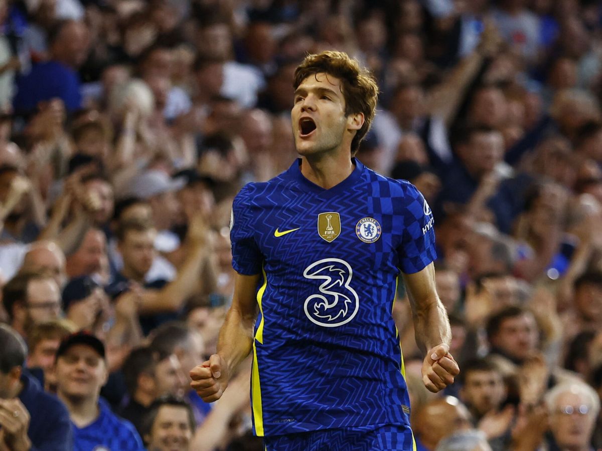 Foto: Marcos Alonso celebra un gol en el Chelsea. (Reuters/Andrew Boyers)